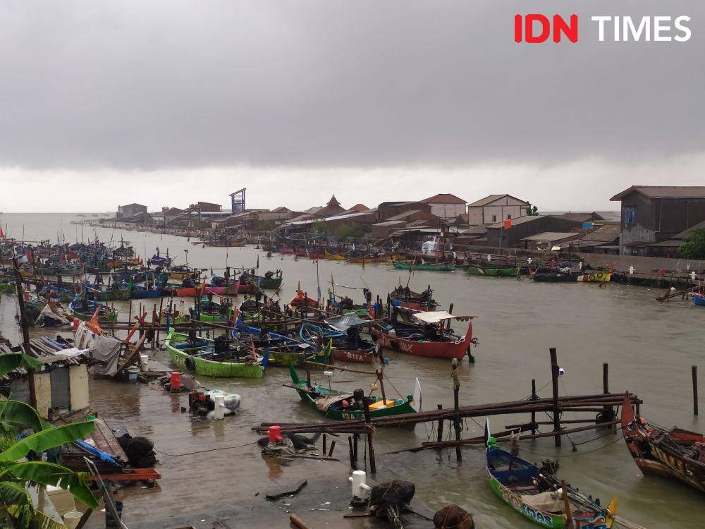 Penampakan ratusan perahu nelayan Tambaklorok yang gagal melaut. IDN Times/Fariz Fardianto