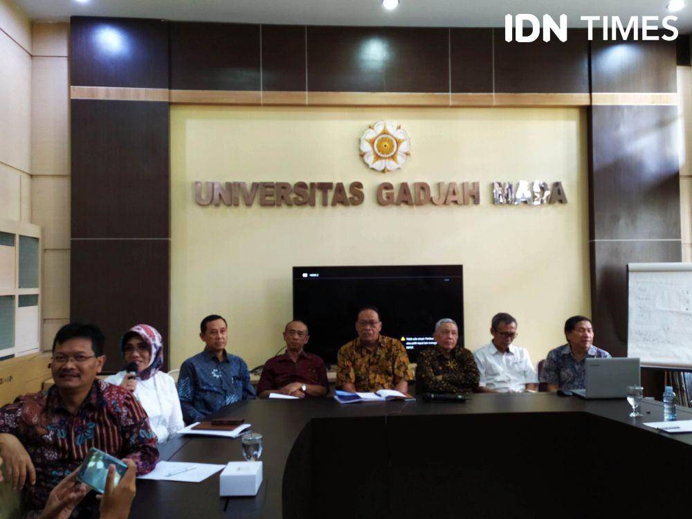 Pakar hidrologi UGM saat memberikan paparan kepada wartawan pada Senin (6/1)