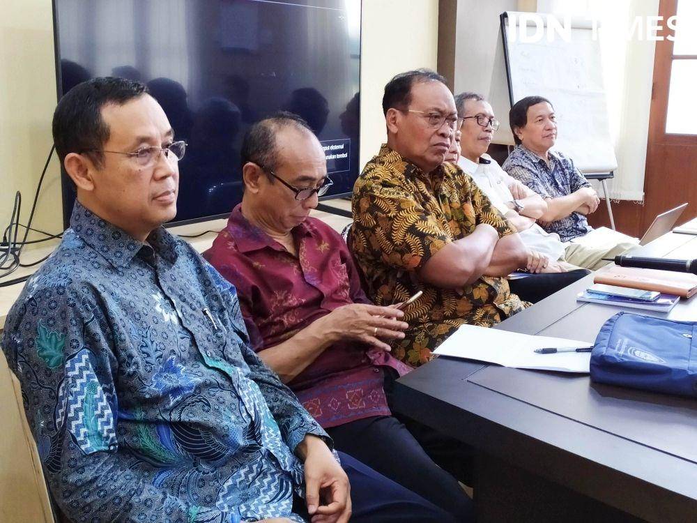 Pakar hidrologi UGM saat memberikan paparan kepada wartawan pada Senin (6/1). (IDN Times/Siti Umaiyah)