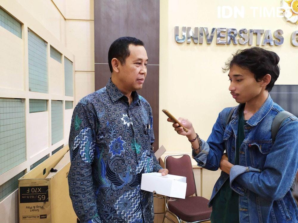 Pakar hidrologi UGM saat memberikan paparan kepada wartawan pada Senin (6/1)