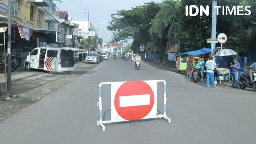 Rambu-rambu petunjunk jalur one away di Sekip Ujung Palembang (IDN Times/Feny Maulia Agustin)