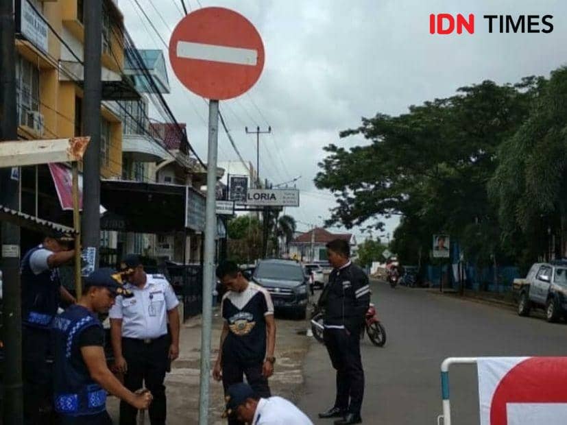 Dishub Palembang pasang rambu-rambu petunjuk arah (IDN Times/Feny Maulia Agustin)