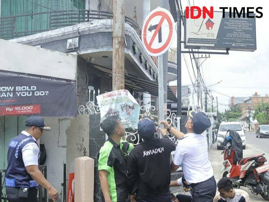 Dishub Palembang pasang rambu-rambu petunjuk arah (IDN Times/Feny Maulia Agustin)