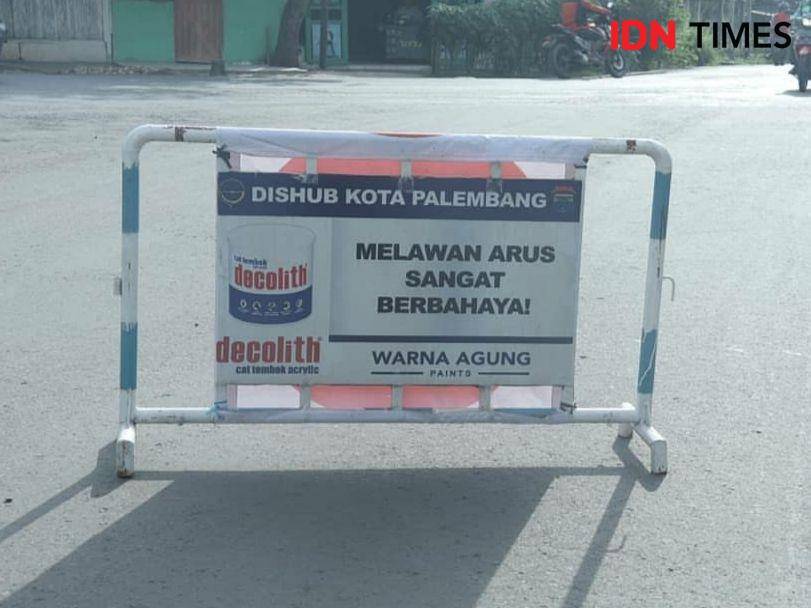 Dishub Palembang pasang rambu-rambu petunjuk arah (IDN Times/Feny Maulia Agustin)