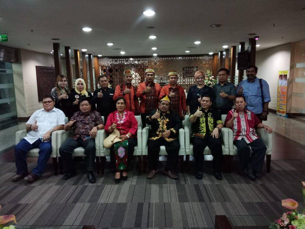 Tokoh-tokoh adat Dayak menemui Gubernur Kalimantan Timur Isran Noor di Samarinda, Senin, 6 Januari 2020 (Dok. IDN Times/Istimewa)