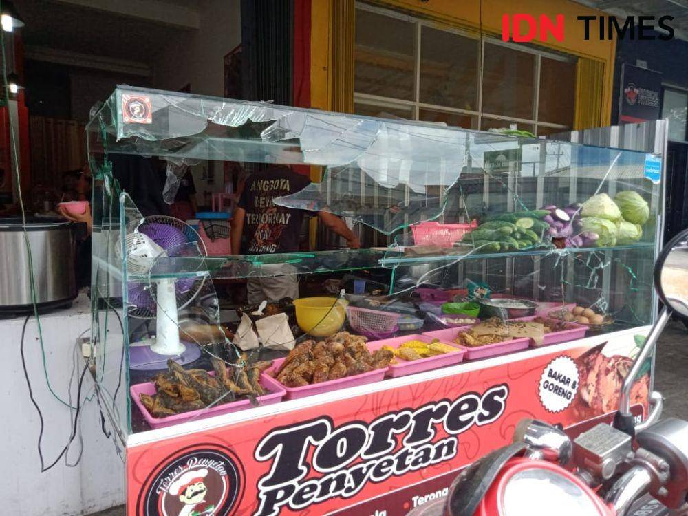 Etalase warung makan yang dirusak orang tak dikenal. IDN Times/Tunggul Kumoro