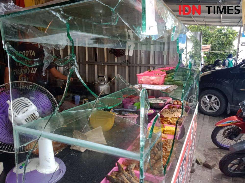 Etalase warung makan di Condongcatur, Depok, Sleman, yang rusak akibat diserang orang tak dikenal. IDN Times/Tunggul Kumoro