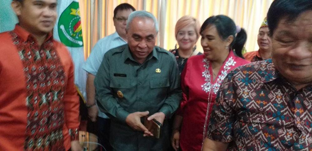 Gubernur Kaltim Isran Noor dan tokoh-tokoh adat Dayak (Dok.IDN Times/Istimewa)