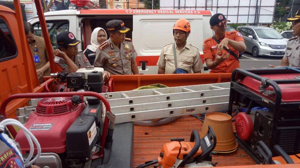Beberapa peralatan mitigasi bencana disiagakan selama periode tanggap darurat. IDN Times/ Alfi Ramadana