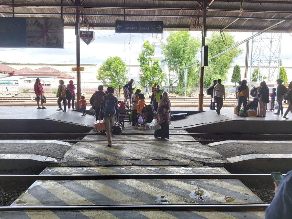 Sejumlah calon penumpang sedang menunggu kedatangan kereta api di Stasiun Madiun. Dok. IDN Times/Istimewa