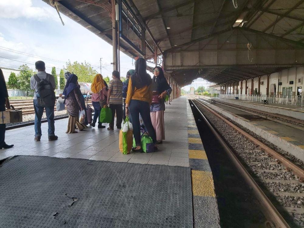 Calon penumpang menunggu kereta singgah di Stasiun Madiun. Dok.IDN Times/Istimewa