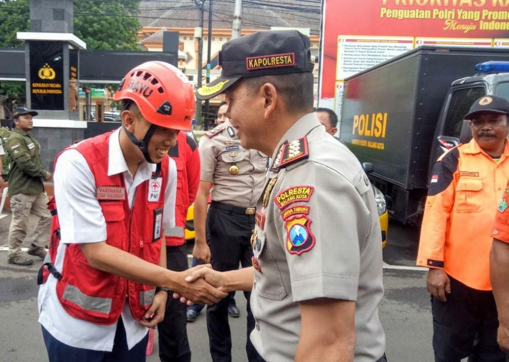 Petugas juga melakukan kesiagaan dengan membersihkan selokan. IDN Times/ Alfi Ramadana