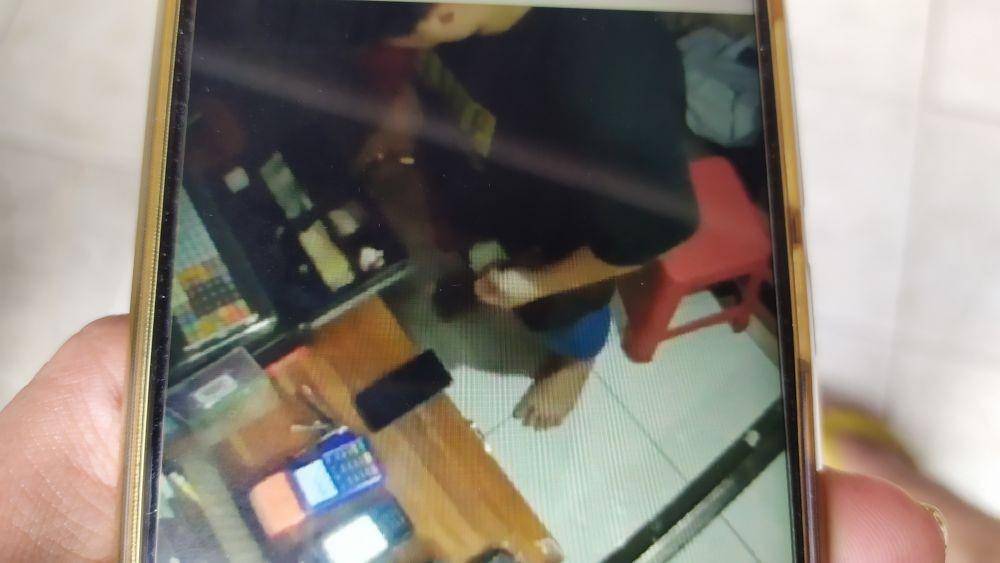 Pelaku pencurian rumah makan di Jalan Urip Sumoharjo, Makassar / Foto rekaman video