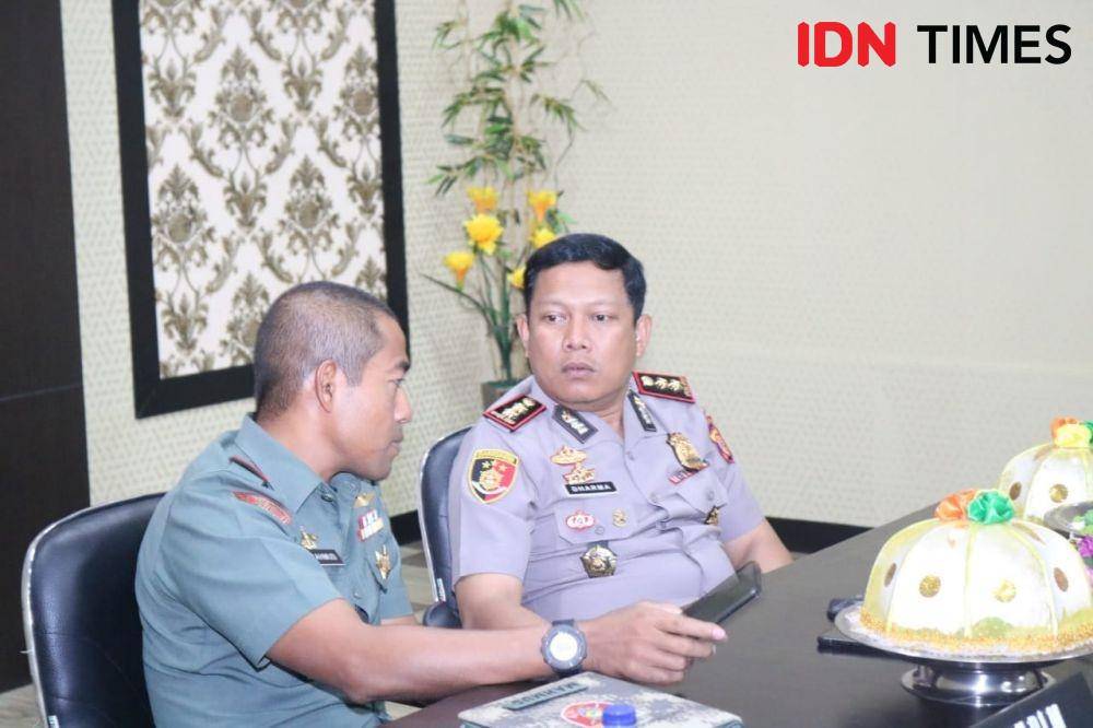 Kapolres PPU, AKBP M. Dharma Nugraha saat berkoordinasi dengan Dandim 0913/PPU, Letkol Inf Mahmud (IDN Times/Ervan Masbanjar)