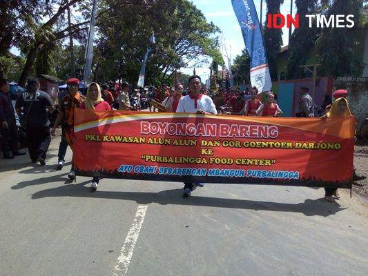Prosesi pemindahan pedagang kaki lima Alun-alun Purbalingga ke Purbalingga Food Center di kompleks GOR Goentoer Darjono, Senin (6/1). IDN Times/Rudal Afgani