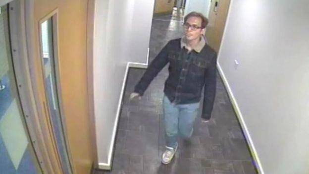 Reynhard Sinaga terlihat meninggalkan apartemennya di Manchester, Inggris. (Dokumentasi Kepolisian Manchester via BBC)