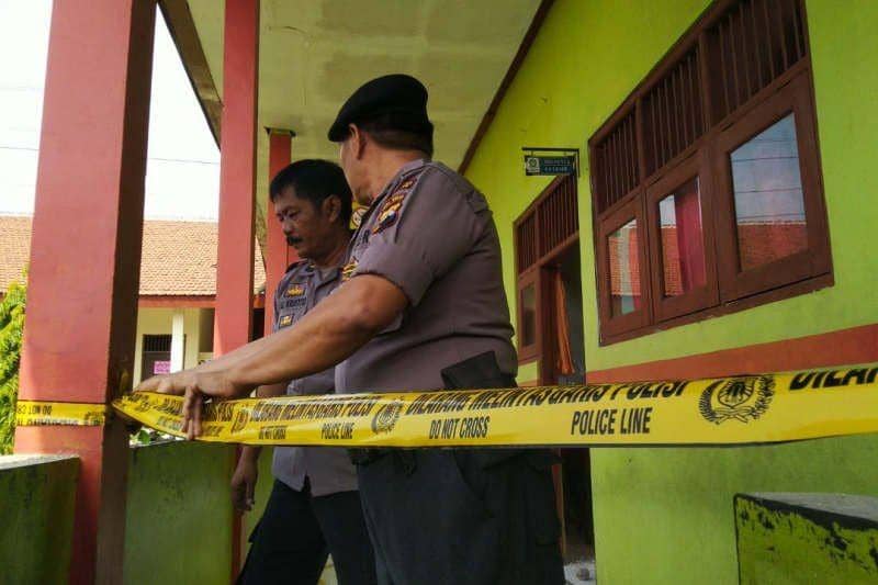 Polisi memasang garis polisi di ruang kelas atapnya runtuh di SD N 1 Palebon, Pedurungan, Semarang, Jawa Tengah, Selasa (7/1). ANTARA News/I.C Senjaya