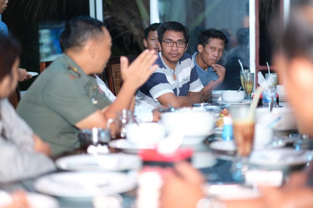 Letkol (Arm) I Gusti Agung Putu Sujarnawa makan malam bersama awak media di salah rumah makan di Balikpapan Kota, Jumat (3/1) lalu. Sumber: Humas Kodim 0905