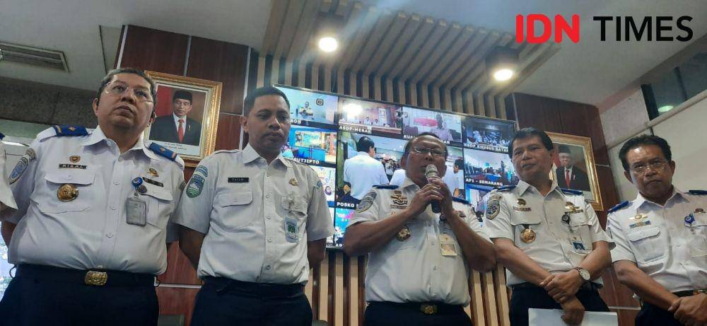 Konferensi pers penutupan Posko Angkutan Nataru 2020 oleh Dirjen Perhubungan Darat Budi Setiyadi di Kementerian Perhubungan, Jakarta, Senin (6/1). (IDN Times/Hana Adi Perdana)