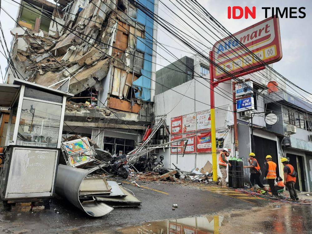 Gedung ambruk di Slipi (6/1/2020) (IDN Times/Gregorius Aryodamar P)