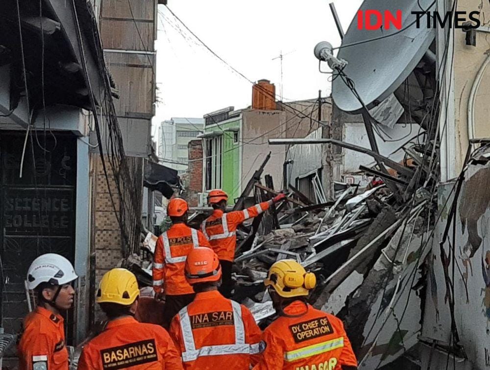 Gedung ambruk di Slipi (6/1/2020) (IDN Times/Gregorius Aryodamar P)