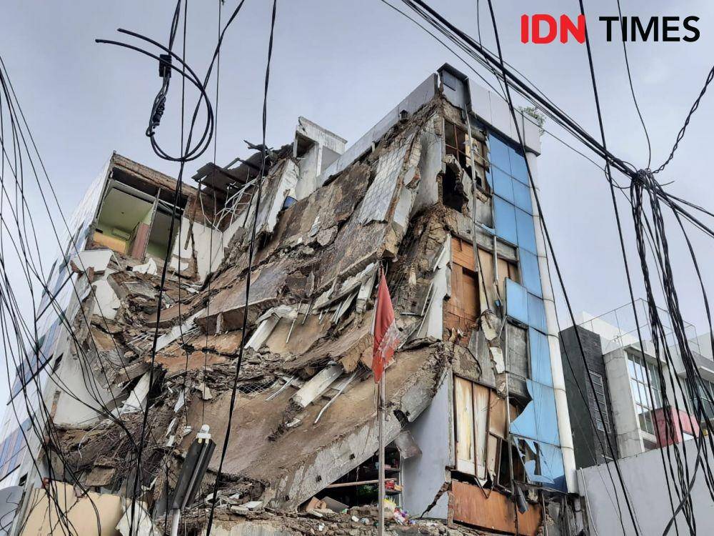 Gedung ambruk di Slipi (6/1/2020) (IDN Times/Gregorius Aryodamar P)