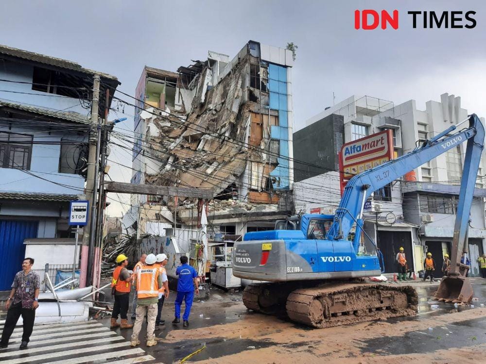 Ekskavator, alat berat, gedung ambruk (IDN Times/Gregorius Aryodamar P)