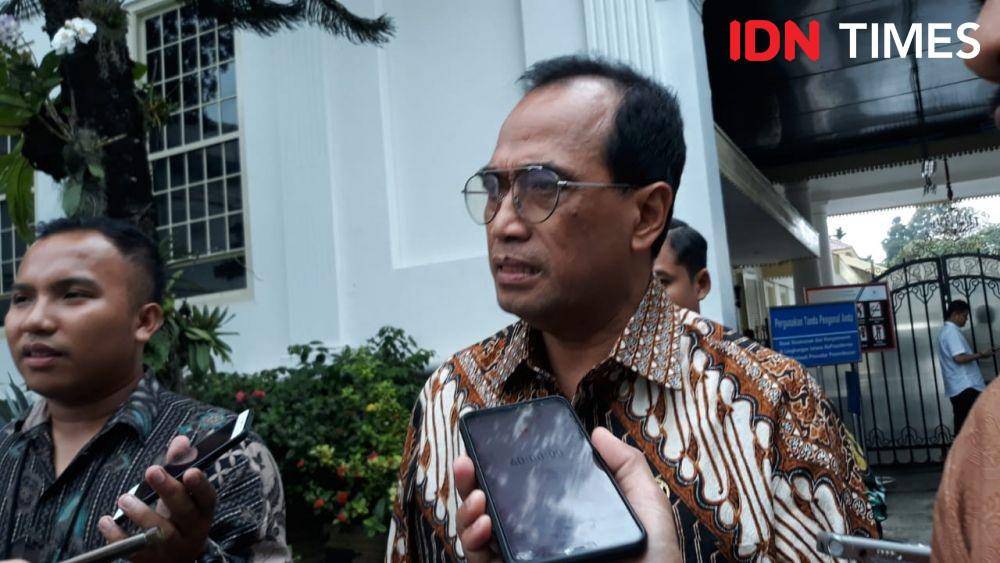 Menteri Perhubungan Budi Karya Sumadi di Kompleks Istana Negara, Jakarta Pusat, Senin 6 Januari 2020 (IDN Times/Teatrika Handiko Putri)