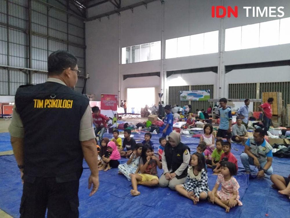 Pendampingan psikologi bagi anak-anak korban banjir oleh Bagian Psikologi Biro SDM Polda Metro Jaya di Posko Pengungsian Gudang BNPB di Pondok Gede Permai (IDN Times/Dini Suciatiningrum)
