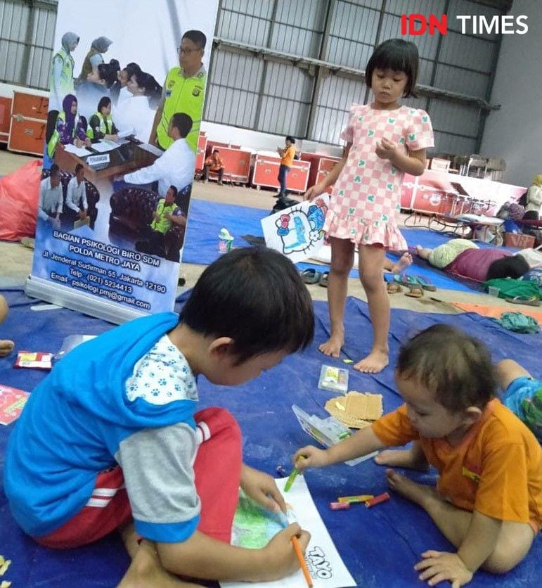 Pendampingan psikologi bagi anak-anak korban banjir oleh Bagian Psikologi Biro SDM Polda Metro Jaya di Posko Pengungsian Gudang BNPB di Pondok Gede Permai (IDN Times/Dini Suciatiningrum)
