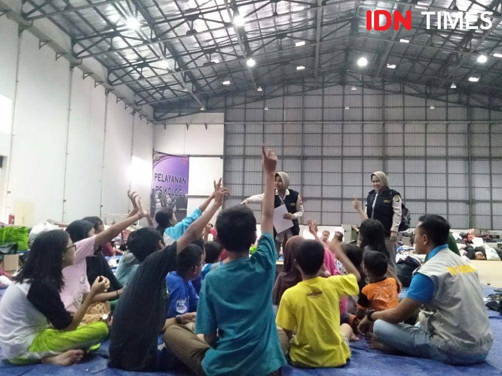 Pendampingan psikologi bagi anak-anak korban banjir oleh Bagian Psikologi Biro SDM Polda Metro Jaya di Posko Pengungsian Gudang BNPB di Pondok Gede Permai (IDN Times/Dini Suciatiningrum)