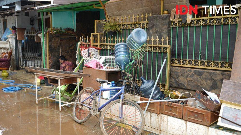 Barang-barang korban banjir Ciledug Indah 1. (IDN Times/Fiqih Damarjati)