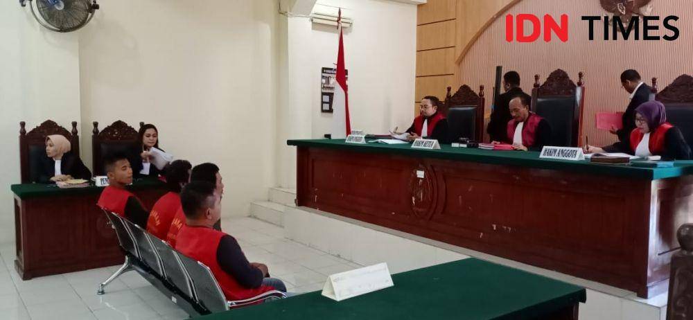 Para terdakwa pengoplos gas di Binjai saat vonis (IDN Times/Bambang Suhandoko)