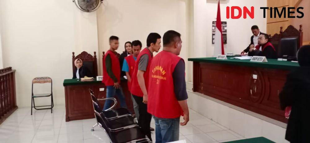 Para terdakwa pengoplos gas di Binjai saat vonis (IDN Times/Bambang Suhandoko)