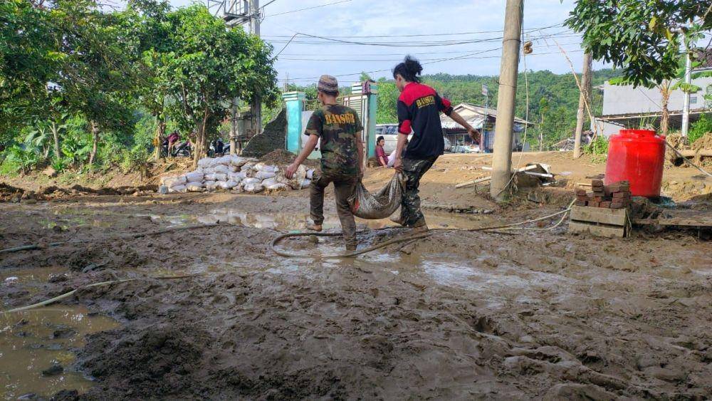 Distribusi bantuan korban bencana alam oleh Banser. Dok. GP Ansor