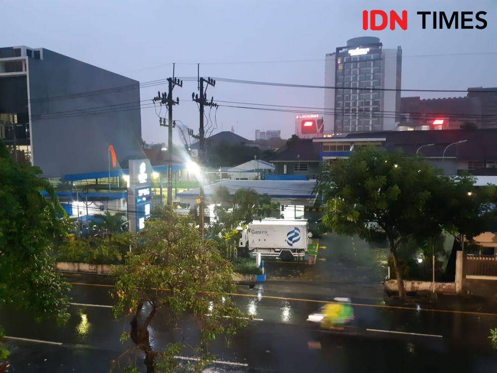Suasana hujan di Surabaya, Senin petang (6/1). IDN Times/Ardiansyah Fajar