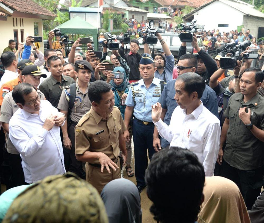 Presiden Jokowi meninjau korban banjir bandang dan tanah longsor di Kecamatan Sukajaya, Kabupaten Bogor, Rabu (8/1). (Dok IDN Times/Biro Pers Kepresidenan)
