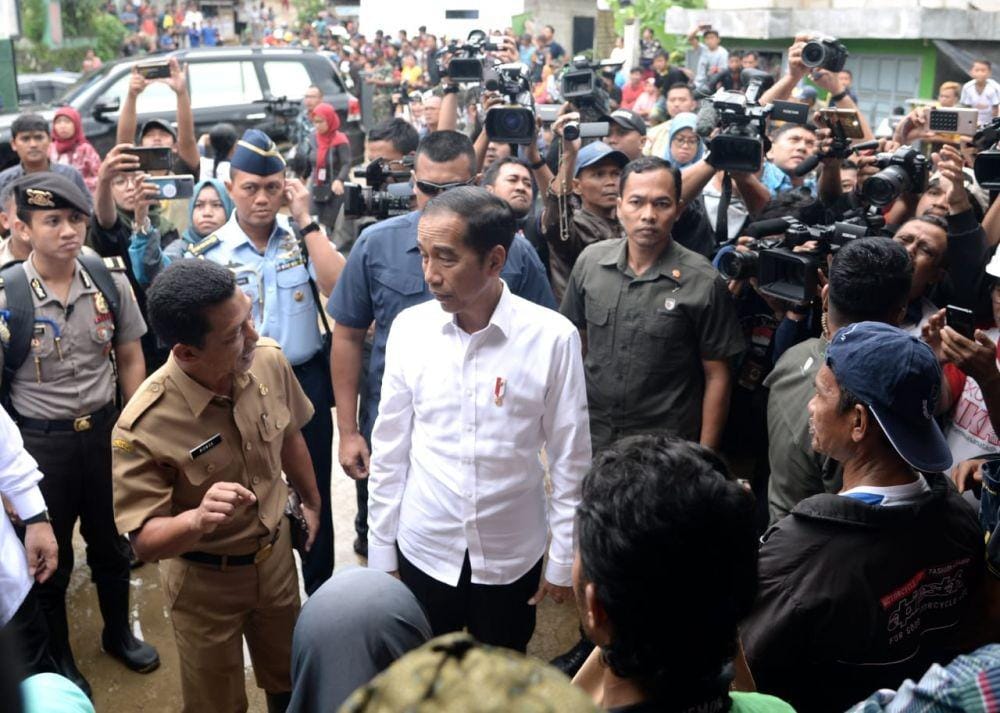 Jokowi meninjau Kecamatan Sukajaya, Kab. Bogor untuk melihat korban banjir (Dok. IDN Times/Biro Pers Kepresidenan)