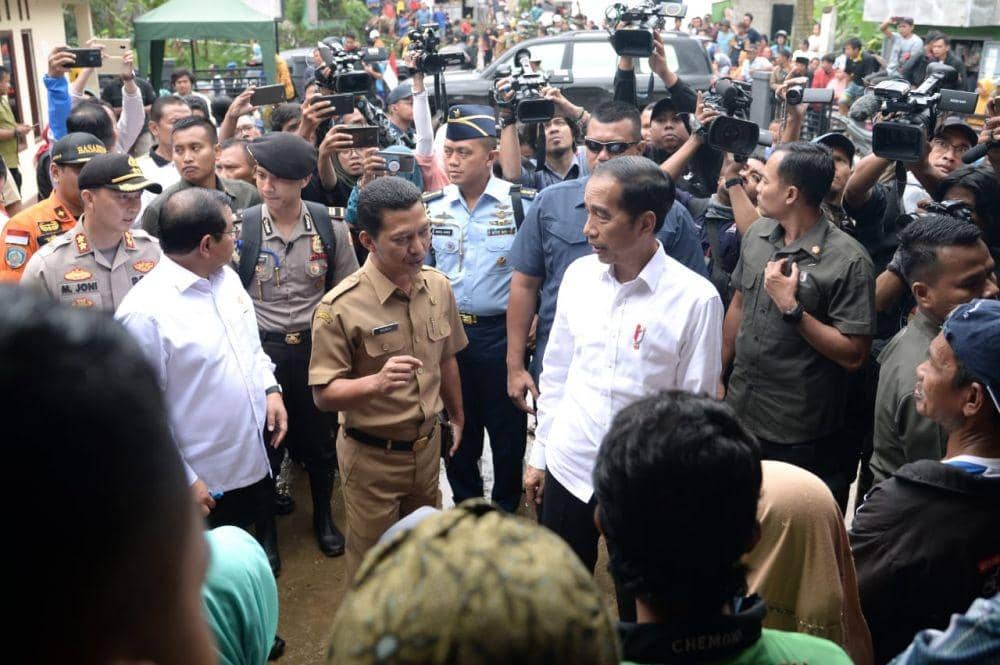 Jokowi meninjau Kecamatan Sukajaya, Kab. Bogor untuk melihat korban banjir (Dok. IDN Times/Biro Pers Kepresidenan)