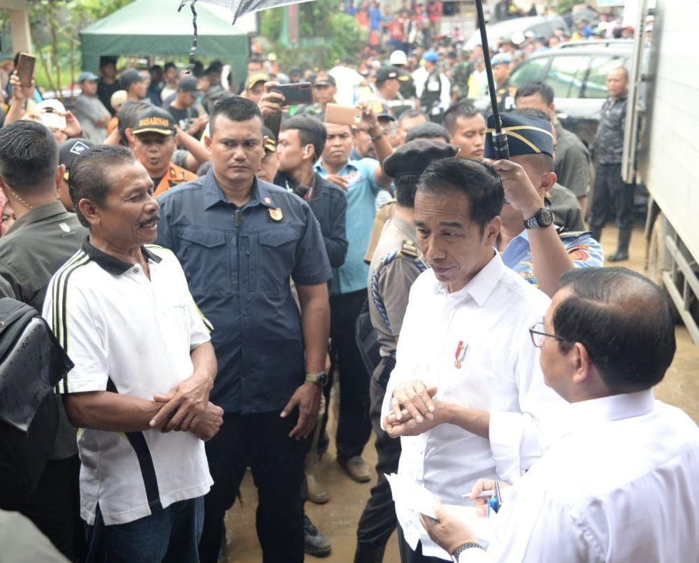 Jokowi meninjau Kecamatan Sukajaya, Kab. Bogor untuk melihat korban banjir (Dok. IDN Times/Biro Pers Kepresidenan)