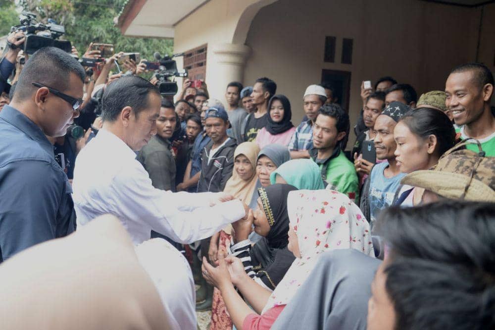 Jokowi meninjau Kecamatan Sukajaya, Kab. Bogor untuk melihat korban banjir (Dok. IDN Times/Biro Pers Kepresidenan)