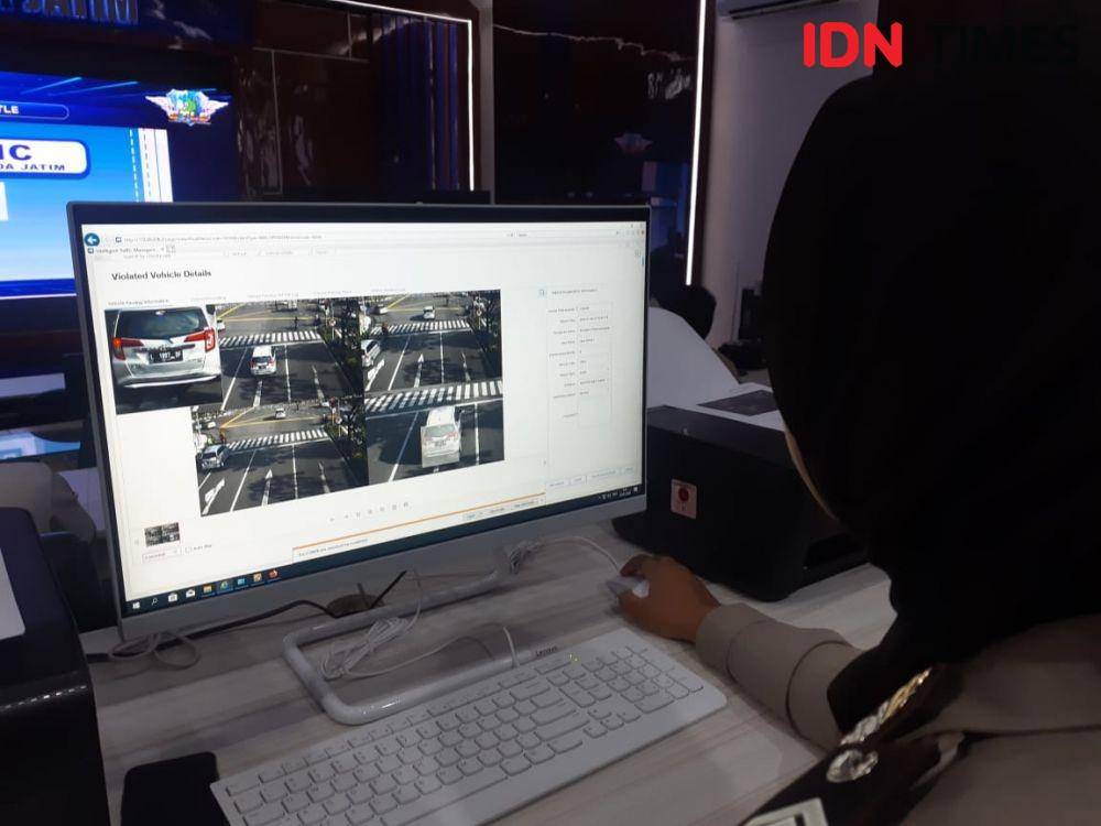 Salah seorang petugas RTMC Polda Jatim tampak mengamati situasi lalu lintas Surabaya melalui monitor yang terhubung dengan CCTV, Selasa (7/1). IDN Times/Ardianysah Fajar