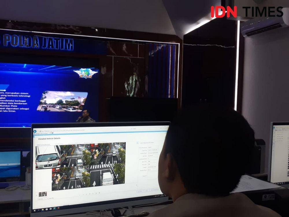 Salah satu Petugas RTMC Polda Jatim tampak mengamati situasi lalu lintas Surabaya melalui monitor yang terhubung dengan CCTV, Selasa (7/1). IDN Times/Ardianysah Fajar