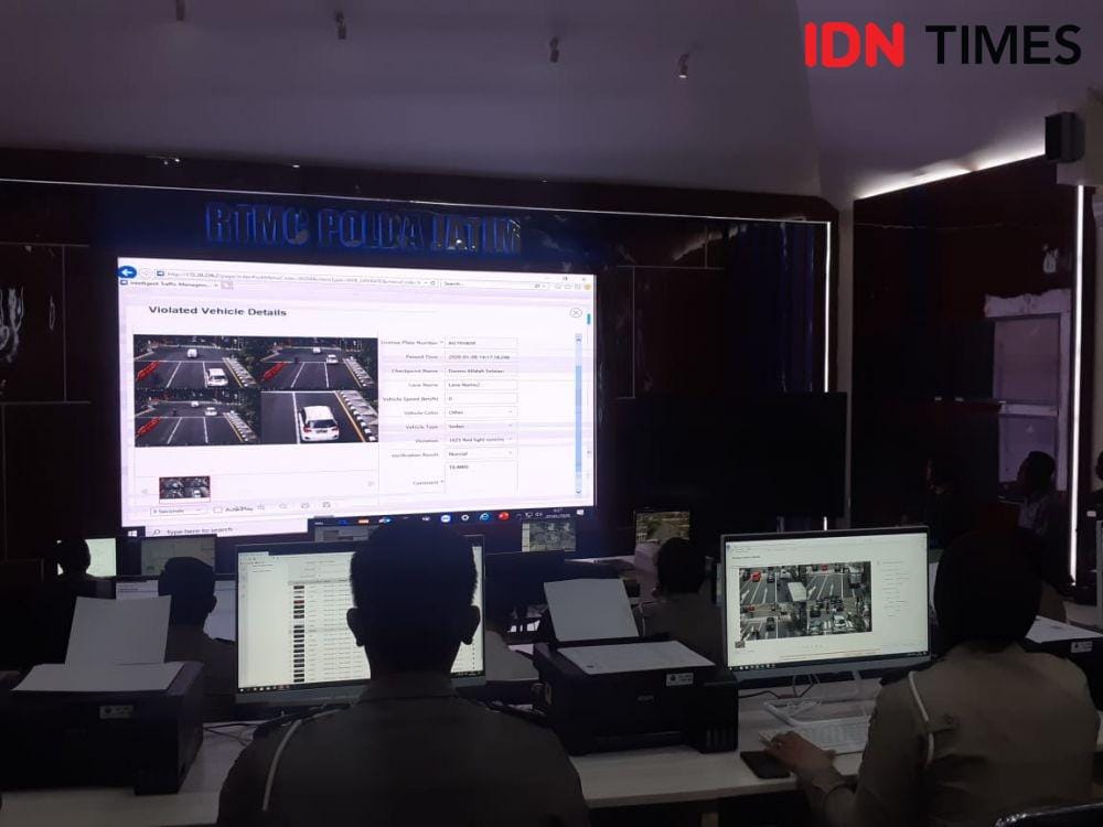 Petugas RTMC Polda Jatim tampak mengamati situasi lalu lintas Surabaya melalui monitor yang terhubung dengan CCTV, Selasa (7/1). IDN Times/Ardianysah Fajar