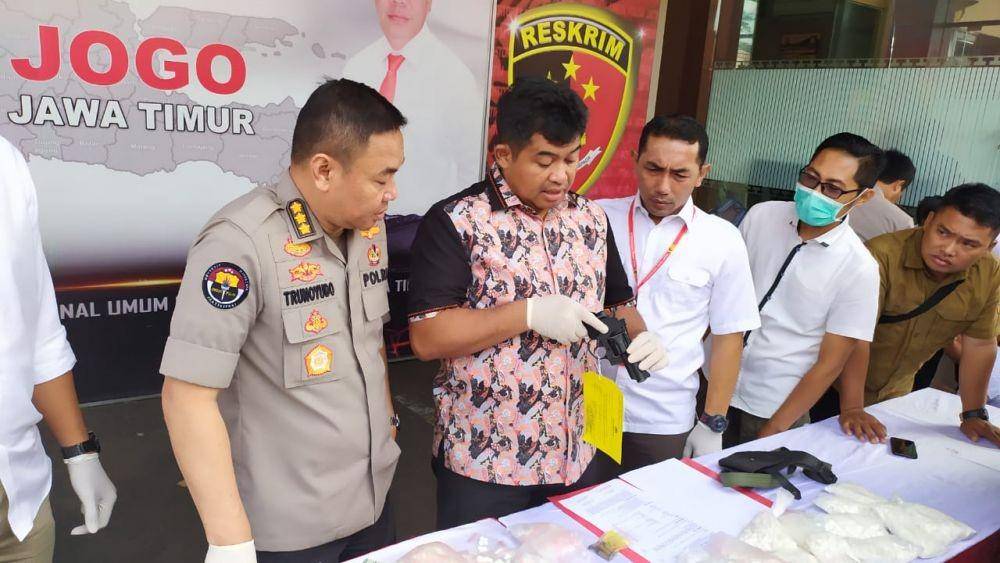 Konferensi pers kasus senpi ilegal di Mapolda Jatim, Selasa (7/1). IDN Times/Dok.Istimewa