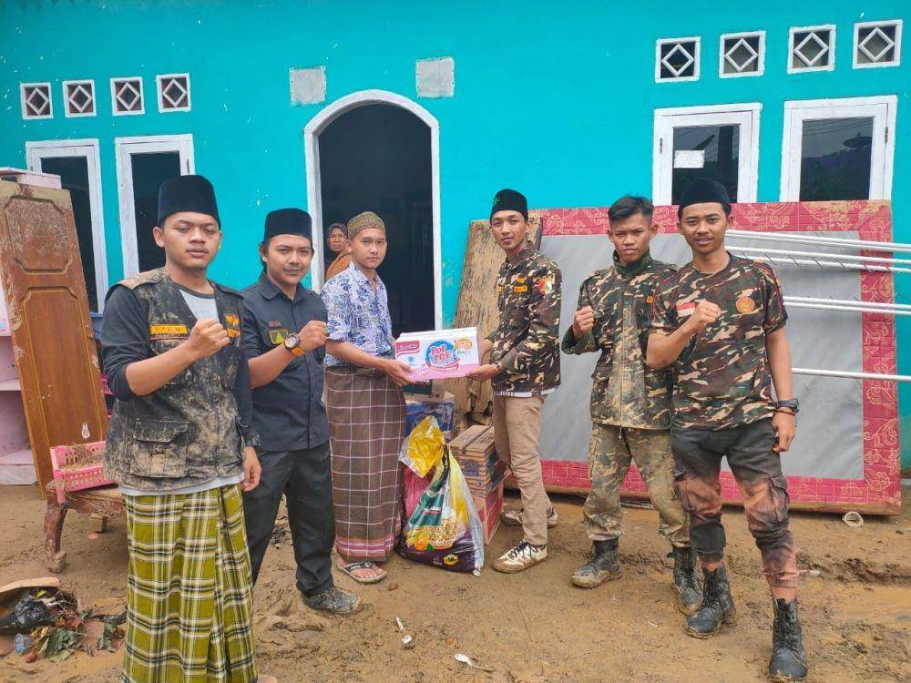 Distribusi bantuan korban bencana alam oleh Banser. Dok. GP Ansor