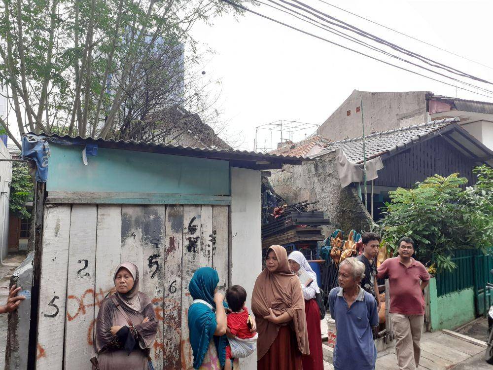 Warga tuntut gedung segera diratakan / IDN Times / Denny Adhietya