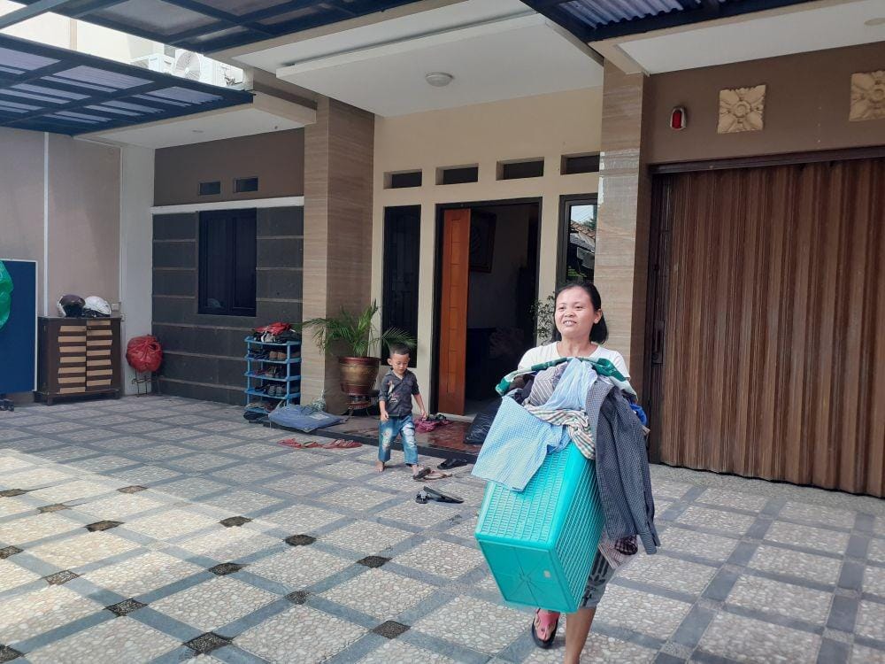 Warga mengungsi akibat runtuhnya gedung / IDN Times / Denny Adhietya