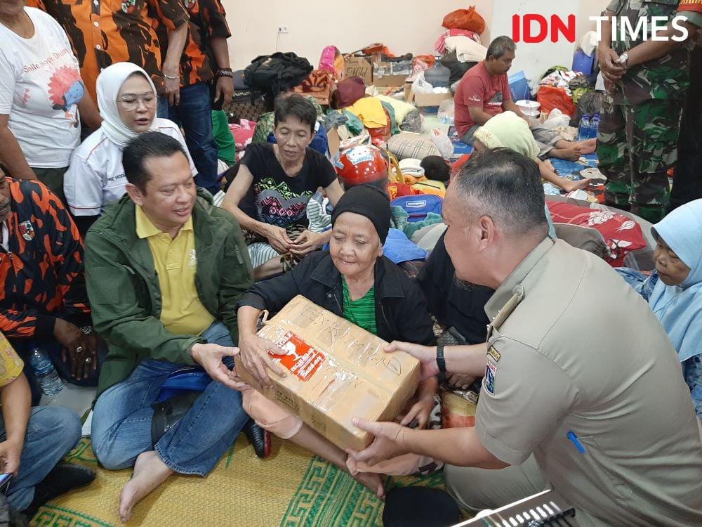 Ketua MPR RI, Bambang Soesatyo memberikan bantuan kepada korban banjir di kawasan Pengadegan, Pancoran, Jakarta Selatan. (IDN Times/Dimas Fitra Dirgantara)