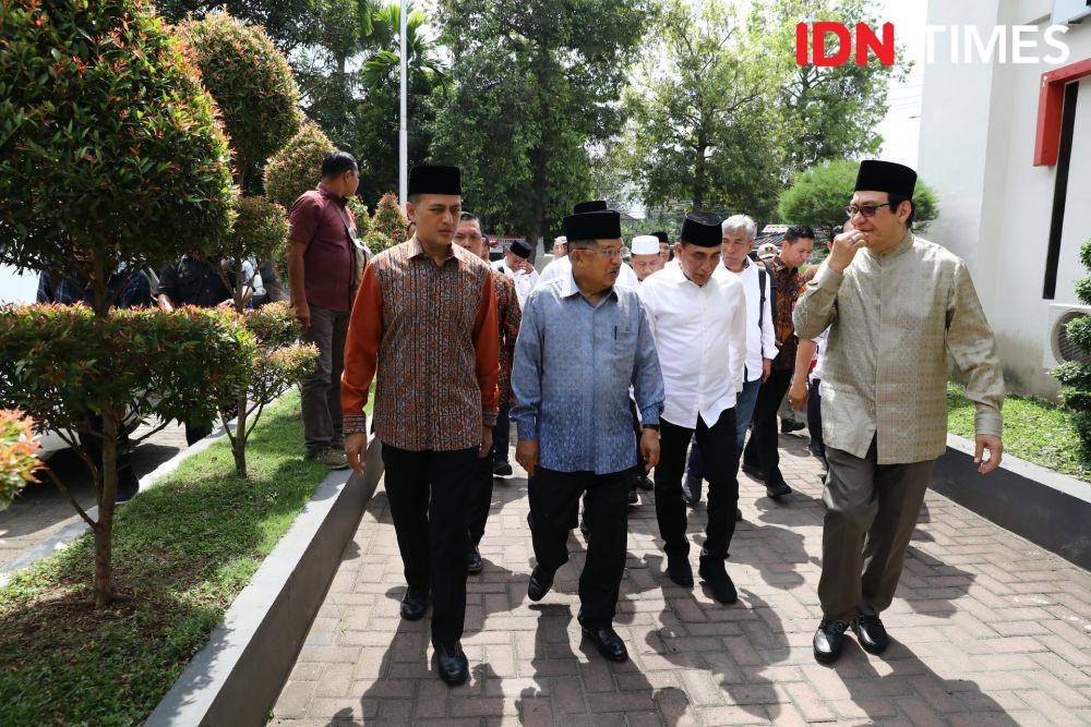Mantan Wakil Presiden Indonesia Muhammad Jusuf Kalla saat berkunjung ke Kota Medan, Selasa (7/1) (YT Haryono for IDN Times)